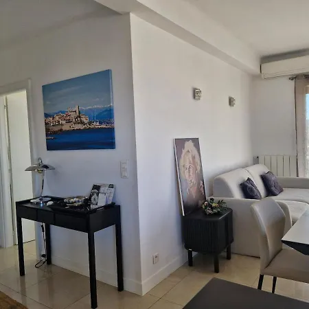 Large 3-bedroom Port Vauban Appartement