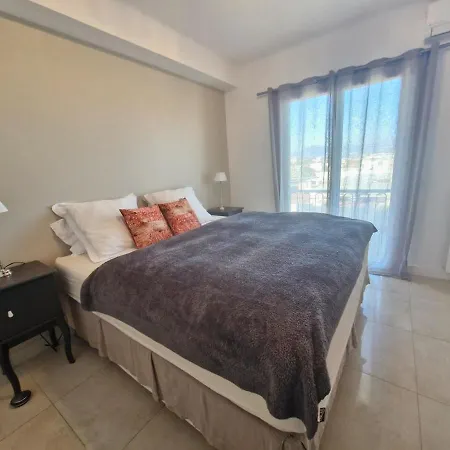 Large 3-bedroom Port Vauban Appartement