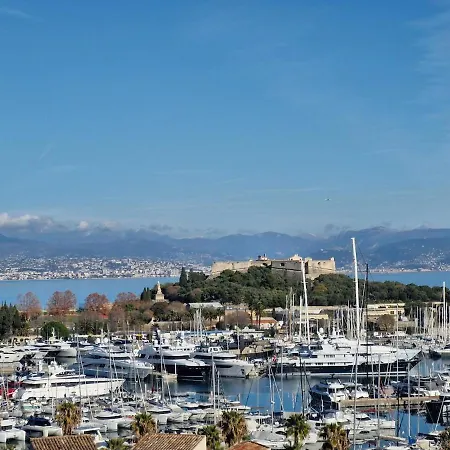Large 3-bedroom Port Vauban Appartement