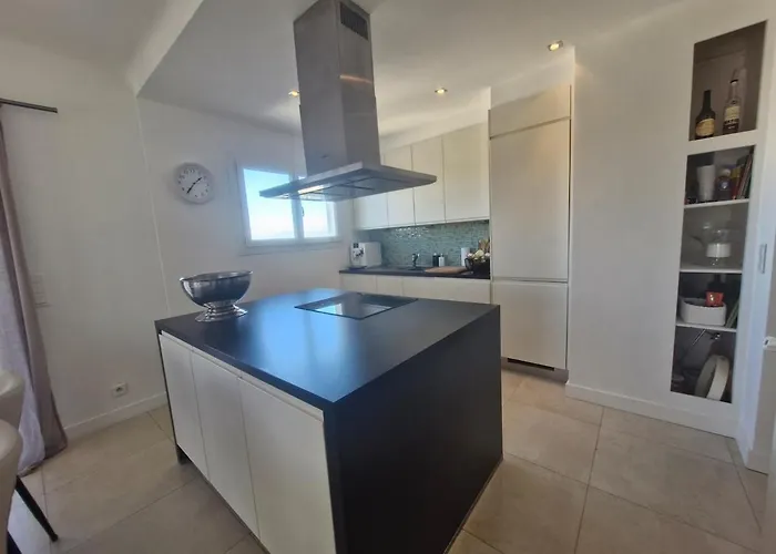 Daire Large 3-bedroom Port Vauban Antibes