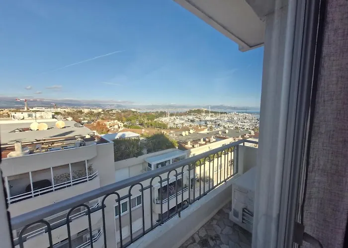 Large 3-bedroom Port Vauban Appartamento