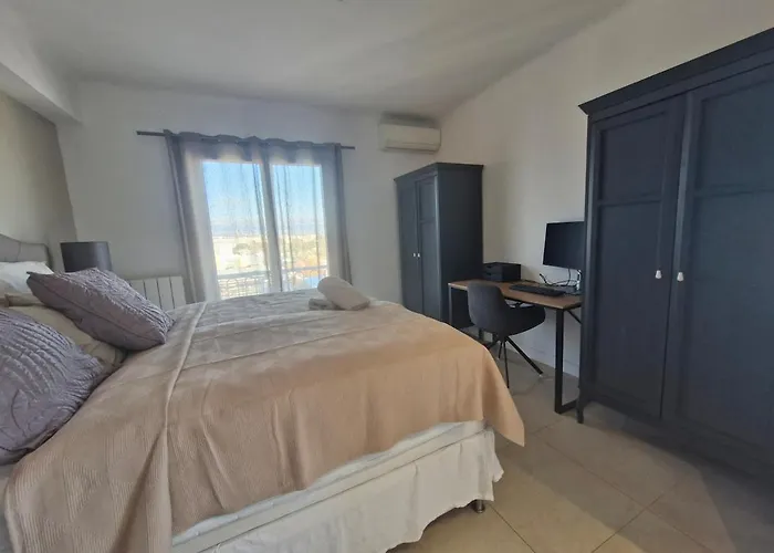 Large 3-bedroom Port Vauban *