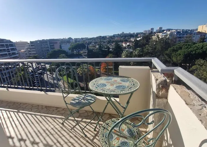 Large 3-bedroom Port Vauban Lägenhet