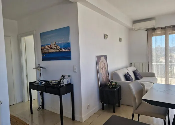 Large 3-bedroom Port Vauban Appartamento