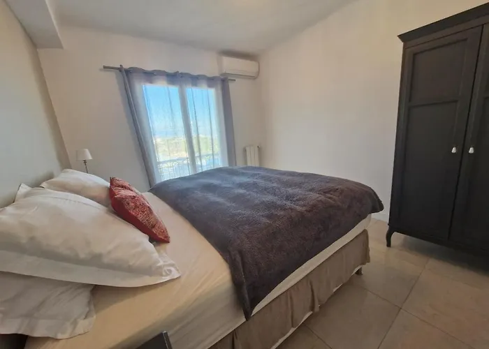 Large 3-bedroom Port Vauban *