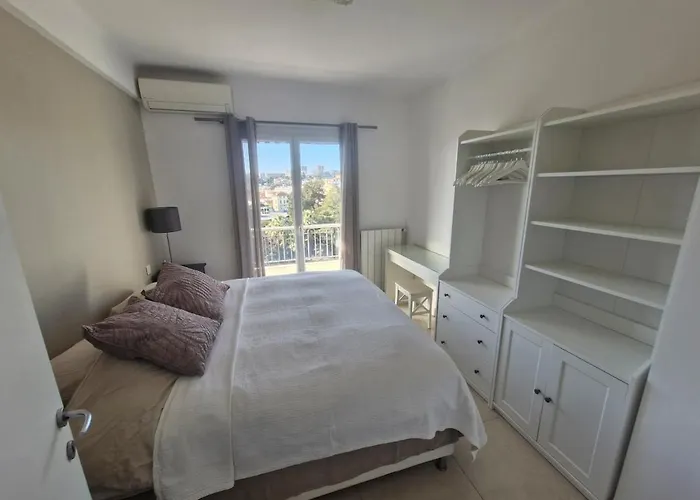 Large 3-bedroom Port Vauban Lägenhet