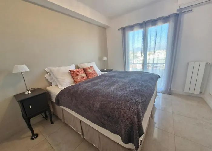 Large 3-bedroom Port Vauban Lägenhet