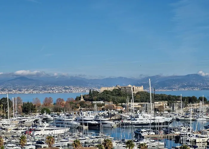 Large 3-bedroom Port Vauban Daire