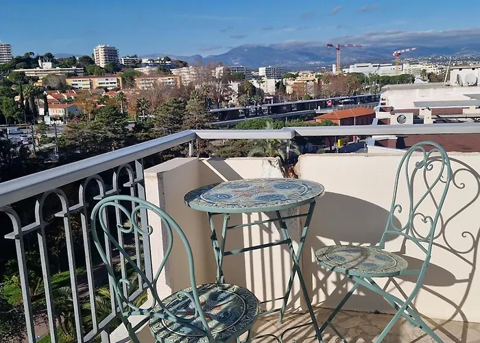 Large 3-bedroom Port Vauban Lägenhet *